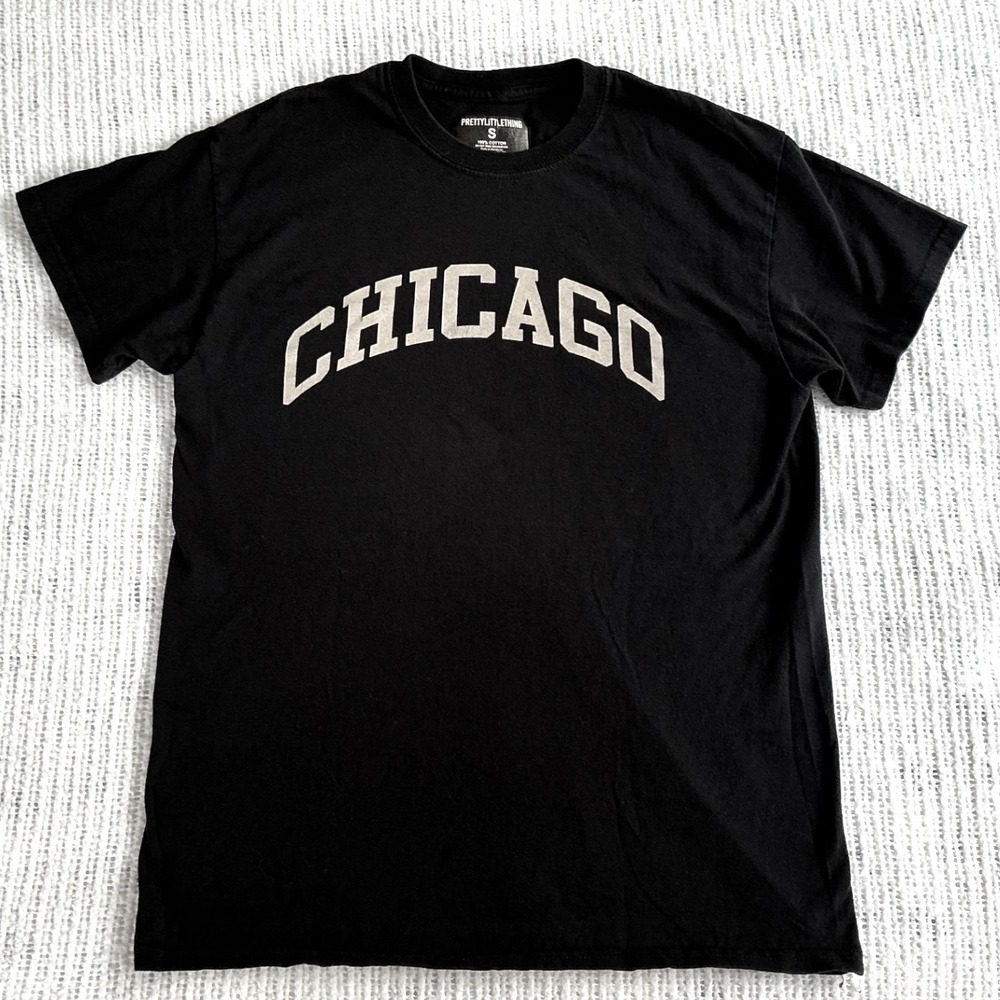 PrettyLittleThing Chicago Graphic T-Shirt Womens Small Black Excellent Short Slv